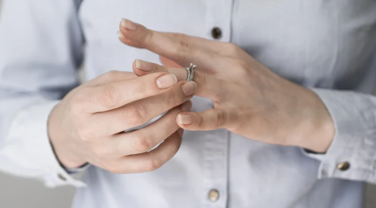 Bague réglable en or : confort et élégance
