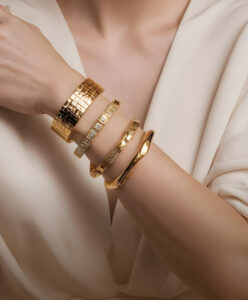 Une femme qui porte un bracelet en or